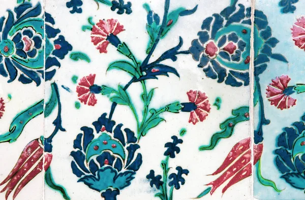 Türk saraylarındaki fayanslarda geleneksel desen.