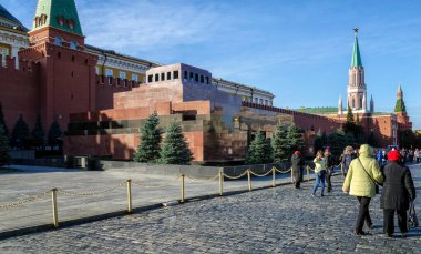 MOSCOW, Rusya - 02 Kasım 2017: Kızıl Meydan 'da Lenin' in cesedinin bulunduğu anıt mezar, Moskova Kremlin 'in bir duvarı ve bir kulesi, Kızıl Meydan' da turistler