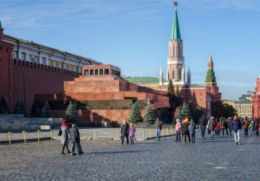 MOSCOW, Rusya - 02 Kasım 2017: Kızıl Meydan 'da Lenin' in cesedinin bulunduğu anıt mezar, Moskova Kremlin 'in bir duvarı ve bir kulesi, Kızıl Meydan' da turistler