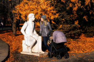 Rusya 'nın Moskova kentindeki Muzeon parkında Rus yazar ve halk figürlerine ait anıtlar.