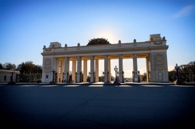 Gorky Park 'ın ana giriş kapısı, Moskova, Rusya' nın ana şehir manzarası ve simgelerinden biri.