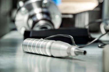 Metal ürünlerinin sertliğini test etmek için ekipman