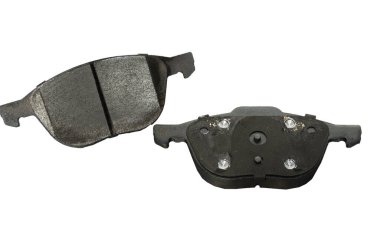 Kırık ya da hasarlı araba fren pedleri beyazda izole edilmiş.