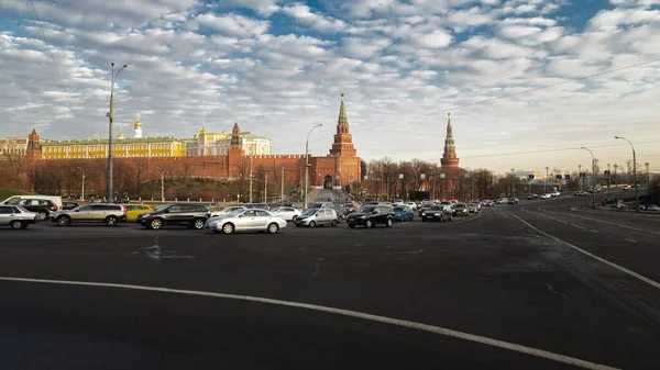 モスクワ ロシア 2014年11月22日 モスクワ クレムリン近くの道路上の交通渋滞 晴れた秋の日 美しい街並み — ストック写真