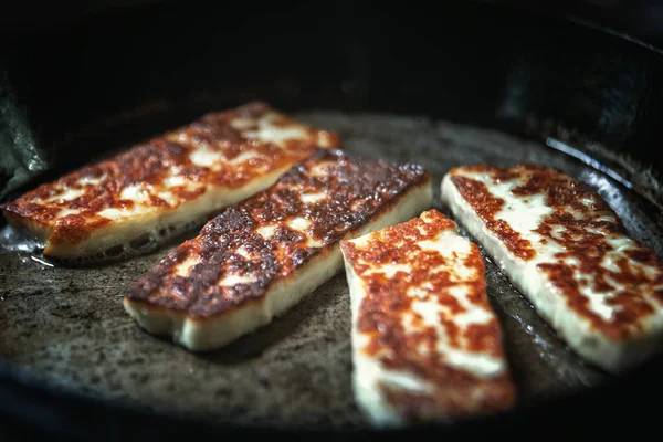 Halloumis peyniri, zeytinyağlı eski bir tavada kızartılmış.