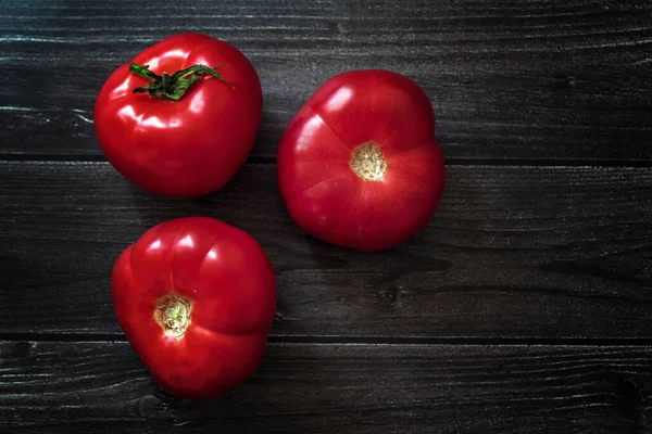 Tomates Frescos Fundo Escuro Colher Tomates Espaço Cópia — Fotografia de Stock