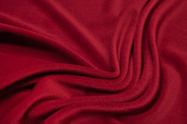 Dalgalı kırmızı yün kumaş. Buruşuk kumaş. Yünlü şal.