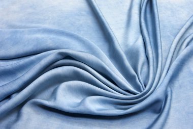 Keten kumaş kot pantolon mavi arka plan. Kırışık yumuşak keten mavi kumaş dokusu. Taş, saf keten masa örtüsünü yıkadı.