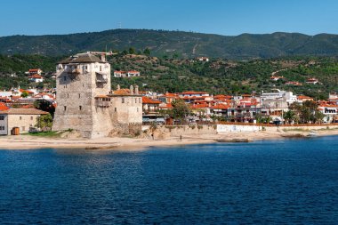 Liman ve şehir Ouranoupolis 'teki tarihi kale, Yunanistan' ın Chalkidiki kentindeki Athos Dağı manastırlarına giriş yeri