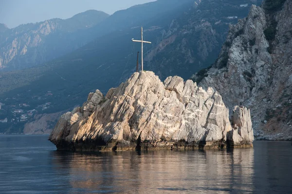 Yunanistan Athos Dağı Yakınlarında Ahşap Bir Haçla Adanın Deniz Manzarası — Stok fotoğraf