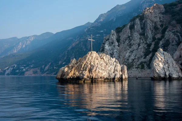 Yunanistan Athos Dağı Yakınlarında Ahşap Bir Haçla Adanın Deniz Manzarası — Stok fotoğraf