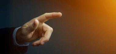  Karanlık, closeup işaret eden işadamı parmak