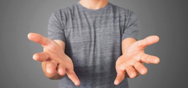 Boş tutuşup rahat bir gencin 