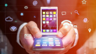 Bir tablet app ve sosyal Icon - 3d render tarafından çevreleyen ile bir smartphone kullanarak iş adamı 