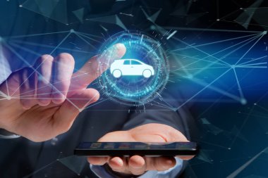 Smartphone araba simgesi ile bir futuristik bir arayüze üzerinde tutan adam 