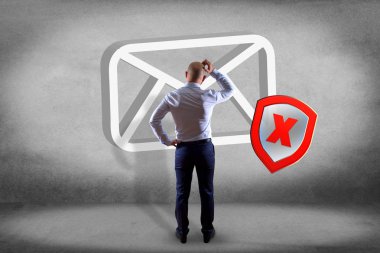 işadamı spam mesaj e-posta simgesi ile bir duvar önünde, mesaj ve internet kavramı