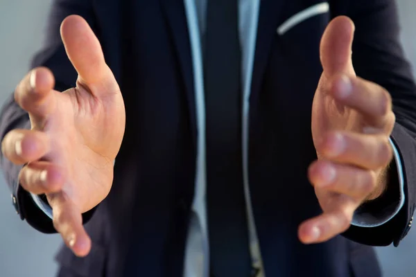 ビジネスマン空を与える手の背景の色 — ストック写真