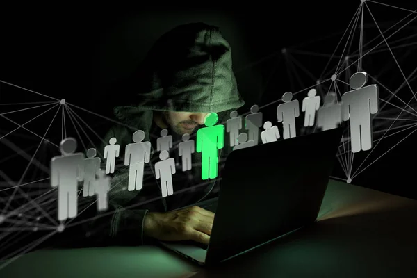 Αρσενικό Χάκερ Χρησιμοποιούν Τον Υπολογιστή Για Hack Δεδομένα Και Τις — Φωτογραφία Αρχείου