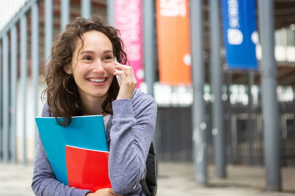 Porträtt Ung Student Med Ryggsäck Skolan Och Använda Sin Smartphone — Stockfoto