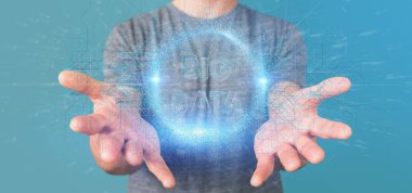 Bir adamın elinde tuttuğu büyük bir veri başlığının görüntüsü