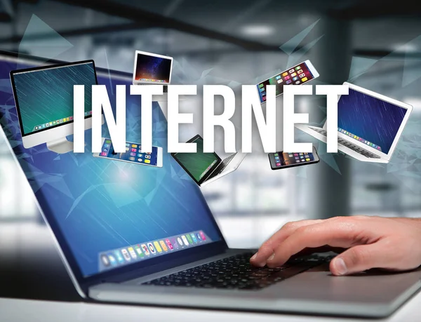 Akıllı telefon, tablet veya dizüstü bilgisayar - gibi cihaz tarafından Internet başlık kaplı görünümünü Internet ve iletişim kavramı