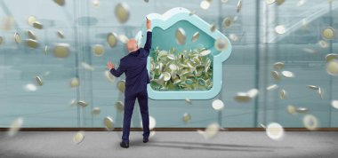 İşadamı görünümünü paralar ile ev çizim kalem ile duvar önünde