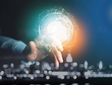 Uluslararası ağ dünya ve bağlantı fütüristik arabirim üstünde görüntülenen görünümünü