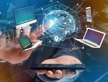 Bilgisayar ve interantional ağ fütüristik arabirim üstünde gösterilen aygıtlar görünümü