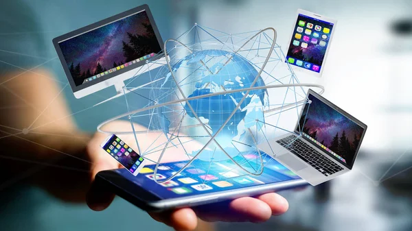 Bilgisayar ve uluslararası ağ smartphone arabirim üstünde gösterilen aygıtlar tutan işadamı görünümünü