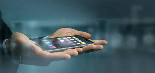 Blick Auf Eine Hand Dunkeln Die Ein Smartphone Hält — Stockfoto