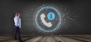 İşadamı görünümünü müşteri ve yardım hattı hizmet düğmesini 3d render önünde