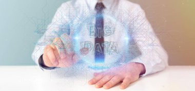 Bir işadamı tarafından tutan bir parçacıklar büyük veri başlık görünümü