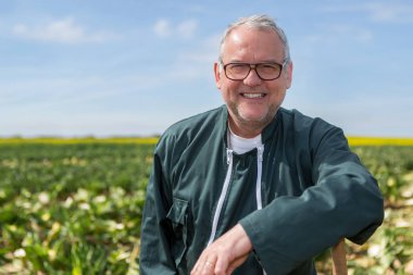 Bir alanda - doğa kavramı çalışan üst düzey bir çekici çiftçi görünümünü portre