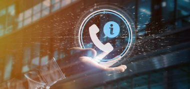 Bir müşteri ve yardım hattı hizmet düğmesini 3d render tutan bir işadamı görünümünü