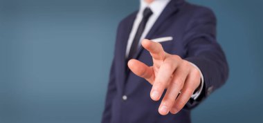 Elele işadamı ofiste bir boş görünümünü