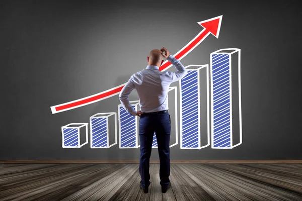 Bir işadamı bir iş grafik arayüzü - iş kavramı duvar düşünmeye önünde görünümünü