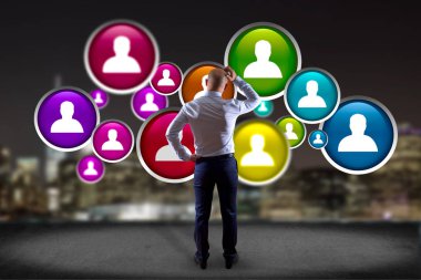 Bir işadamı kişi simgesi bir teknoloji arayüzü arka plan üzerinde - görüntülenen bir grup ile bir duvar önünde görünümünü ağ ve iletişim kavramı