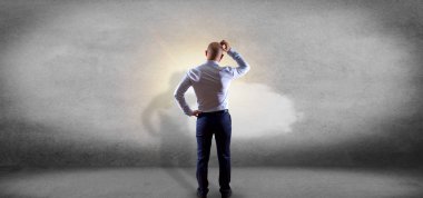 Bir işadamı bir hava tahmini güneş ve bulut önünde görünümünü