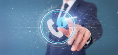 Bir müşteri ve yardım hattı hizmet düğmesini 3d render tutan bir işadamı görünümünü