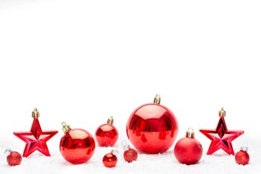 Beyaz zemin üzerine kırmızı Noel tatil dekorasyon görünümü