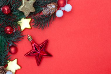 Kırmızı bir arka plan üzerinde kırmızı Noel tatil dekorasyon görünümü