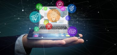 Görünüm simgesi kabarcık ile bir laptop 3d render renkler başlangıç bulutu tutan işadamı