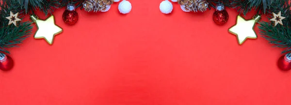빨간색 배경에 빨간색 크리스마스 장식의 — 스톡 사진