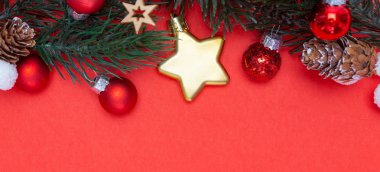 Kırmızı bir arka plan üzerinde kırmızı Noel tatil dekorasyon görünümü