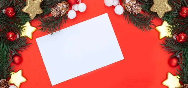 Blick Auf Eine Leere Weihnachtsgrußkarte Auf Rotem Hintergrund — Stockfoto