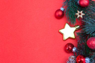 Kırmızı bir arka plan üzerinde kırmızı Noel tatil dekorasyon görünümü