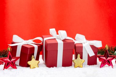 Kırmızı bir arka plan üzerinde kırmızı Noel tatil dekorasyon görünümü