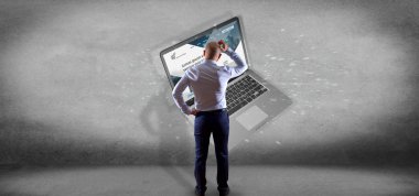 Ekranda bir arka plan üzerinde izole iş web sitesi şablonu ile bir dizüstü bilgisayar önünde bir işadamı görüntülemek 