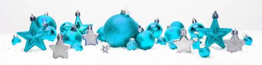 Beyaz zemin üzerinde mavi Noel tatil dekorasyon görünümü