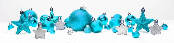 在白色背景的蓝色圣诞假期装饰的视图 — 图库照片